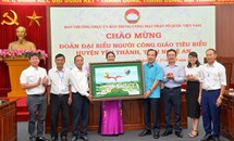 Phó Chủ tịch Ngô Sách Thực tiếp đoàn đại biểu người Công giáo tiêu biểu huyện Yên Thành, tỉnh Nghệ An