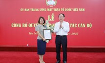 Phó Chủ tịch - Tổng Thư ký Lê Tiến Châu trao Quyết định bổ nhiệm Trưởng Ban Dân chủ - Pháp luật Cơ quan UBTƯ MTTQ Việt Nam