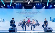 Khách hàng hào hứng trải nghiệm phần mềm mới trên xe máy điện VinFast