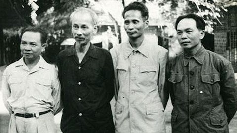 Chủ tịch Hồ Chí Minh và các đồng chí: Phạm Văn Đồng (thứ 2 từ phải sang), Võ Nguyên Giáp, Trường Chinh sau giờ họp Hội nghị Trung ương lần thứ VI (tháng 7-1954). Ảnh tư liệu.