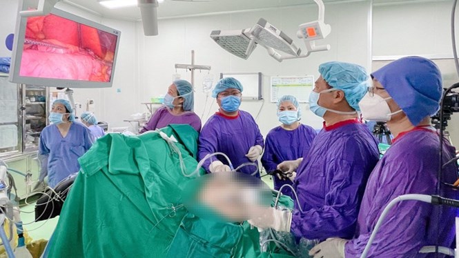 Các bác sĩ phẫu thuật tạo hình dạ dày ống đứng điều trị béo phì cho bệnh nhân.