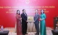 Thủ tướng gặp gỡ cán bộ, nhân viên ĐSQ và cộng đồng người Việt Nam