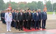 Đại biểu Quốc hội dự Kỳ họp thứ Bảy vào Lăng viếng Chủ tịch Hồ Chí Minh