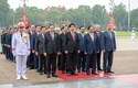 Đại biểu Quốc hội dự Kỳ họp thứ Bảy vào Lăng viếng Chủ tịch Hồ Chí Minh