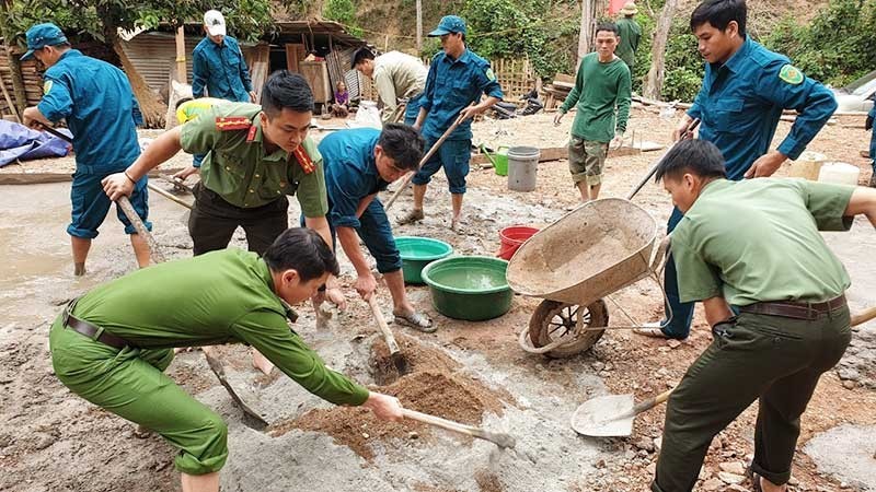 Công an huyện Tương Dương (Nghệ An) cùng lực lượng dân quân hỗ trợ người dân làm móng nhà ở xã Xiêng My.