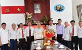 Bí thư Thành ủy TPHCM Nguyễn Văn Nên trao Huy hiệu 55 năm tuổi Đảng cho đồng chí Huỳnh Đảm 