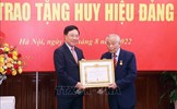 Đồng chí Nguyễn Mạnh Cầm nhận Huy hiệu 75 năm tuổi Đảng