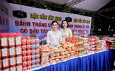 Người Thủ đô thích thú với bánh tráng, muối tôm chuẩn Tây Ninh ngay bên bờ hồ Hoàn Kiếm