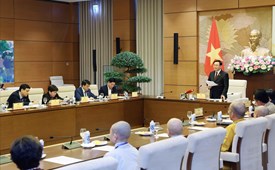 Chủ tịch Quốc hội Vương Đình Huệ gặp Đoàn đại biểu nhân sĩ, trí thức, chức sắc tôn giáo, dân tộc thiểu số thành phố Hà Nội