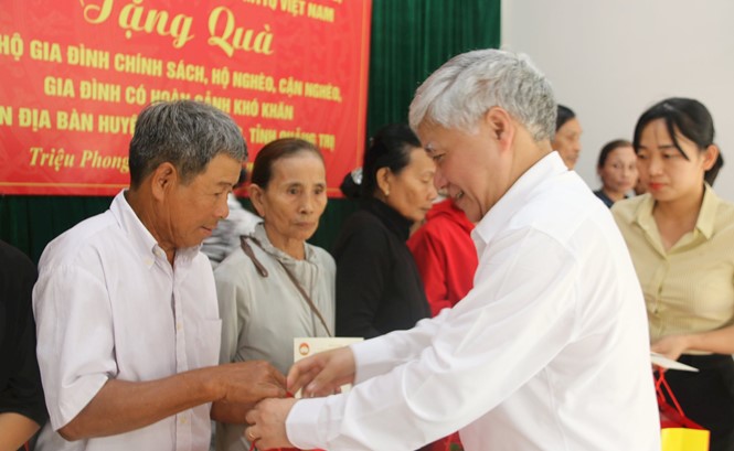 Chủ tịch Đỗ Văn Chiến tri ân anh hùng liệt sĩ, trao quà cho gia đình chính sách ở Quảng Trị